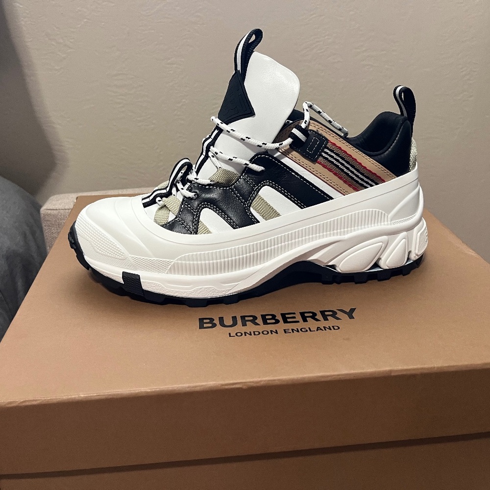 Burberry Arthur M Story - Color White/Icon Stripe
